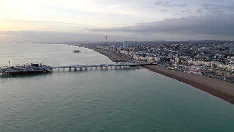 costa de brighton al atardecer