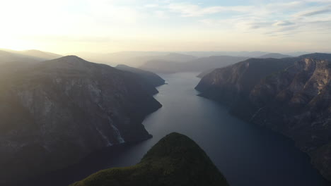 Wunderschöne-Drohnenaufnahme-Von-Beitelen-Und-Dem-Aurlandsfjord-Und-Nærøyfjord-Kurz-Vor-Sonnenuntergang