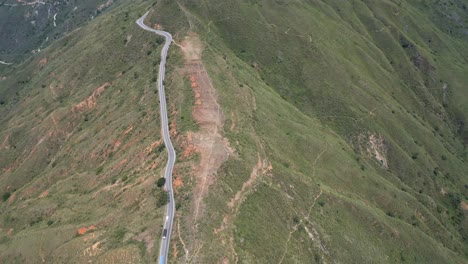 Vista-Aérea-De-La-Carretera-De-La-Cima-De-La-Colina-Sobre-El-Cañón-De-Chicamocha,-Colombia-En-Un-Día-Soleado