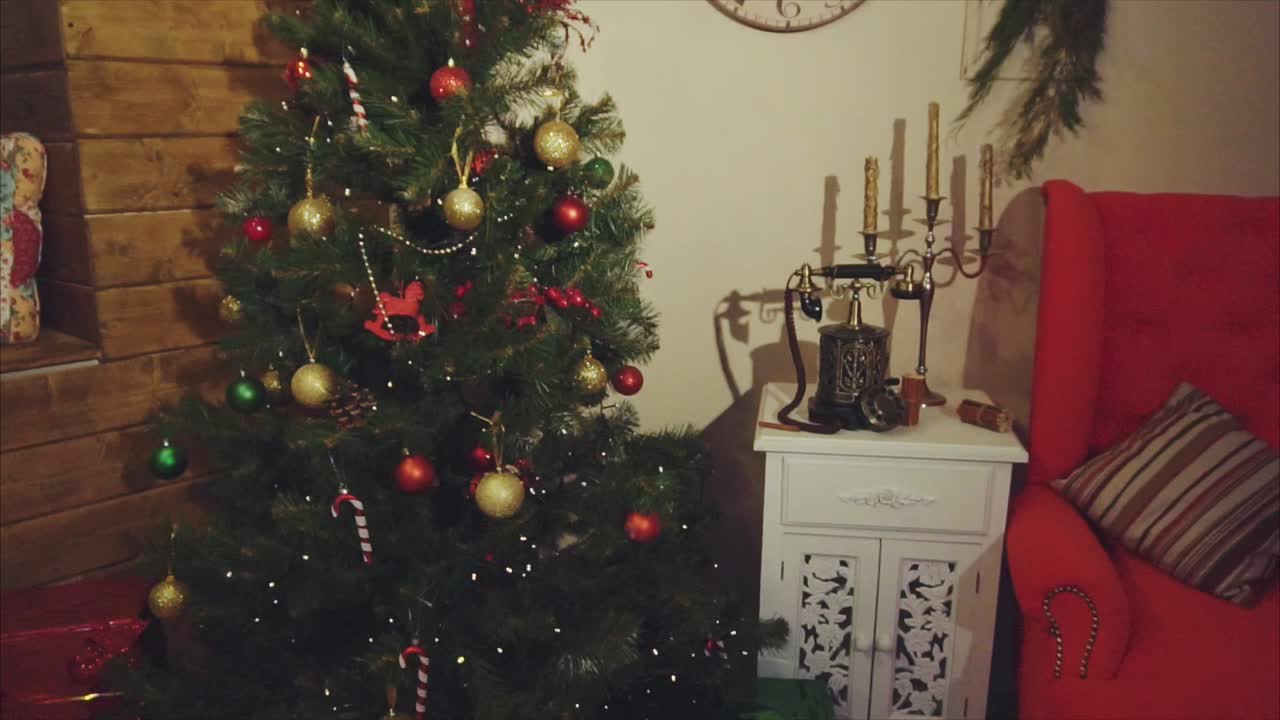 árbol de navidad decorado en un interior acogedor