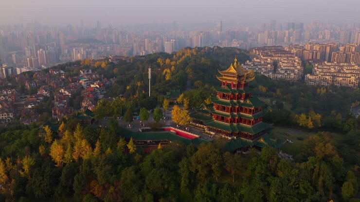 Pavillon Hongen surplombant le centre-ville de Chongqing au coucher du soleil en Chine. Vue aérienne.