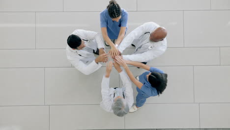 vista desde arriba, manos juntas y médicos