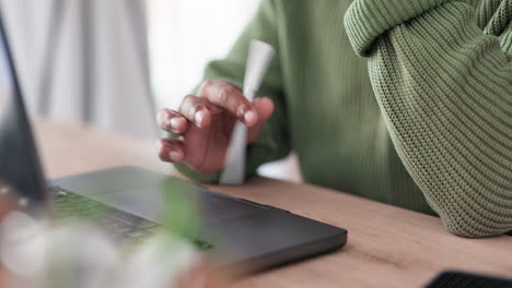 Denken,-Stift-Und-Ein-Mann-Mit-Einem-Laptop-Für-Die-Fernbedienung