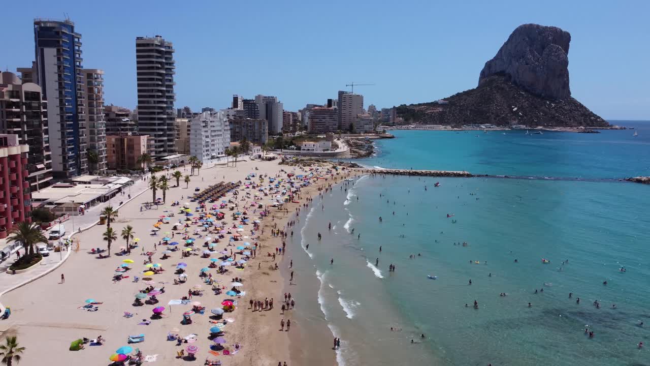 penyal d'ifac 배경이 있는 칼페 해변의 조감도