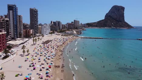 vista aérea de la playa de calpe con el penyal d&#39;ifac de fondo