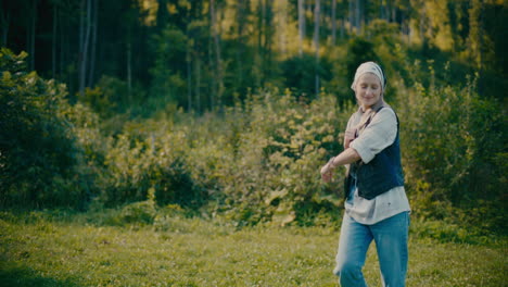 Mujer-Despreocupada-Disfrutando-En-El-Bosque-Durante-Las-Vacaciones.