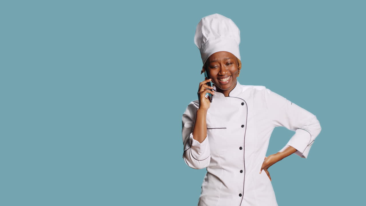 Chef professionista che parla al telefono in studio