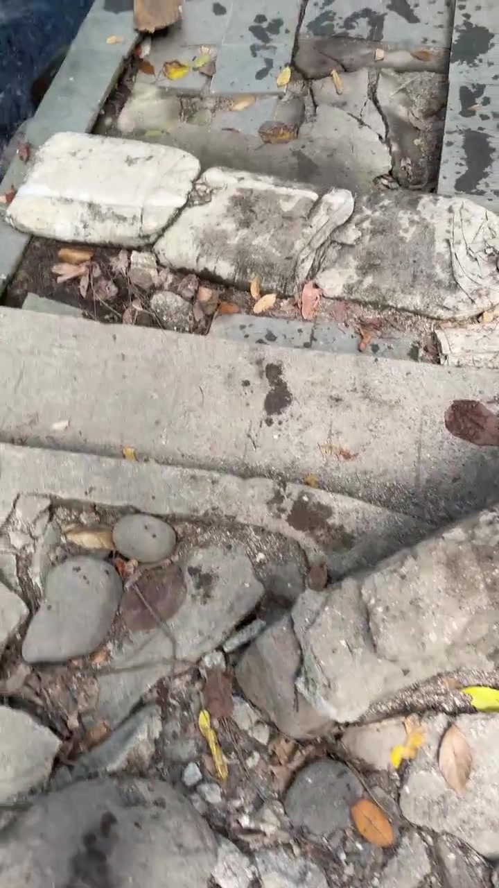 Persona che scende gradini di pietra bagnati all'aperto