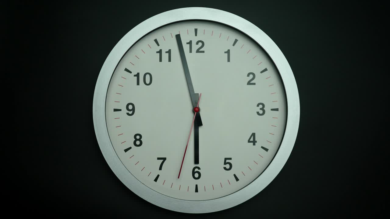 el reloj de pared blanco dice la hora de dos minutos a las seis.