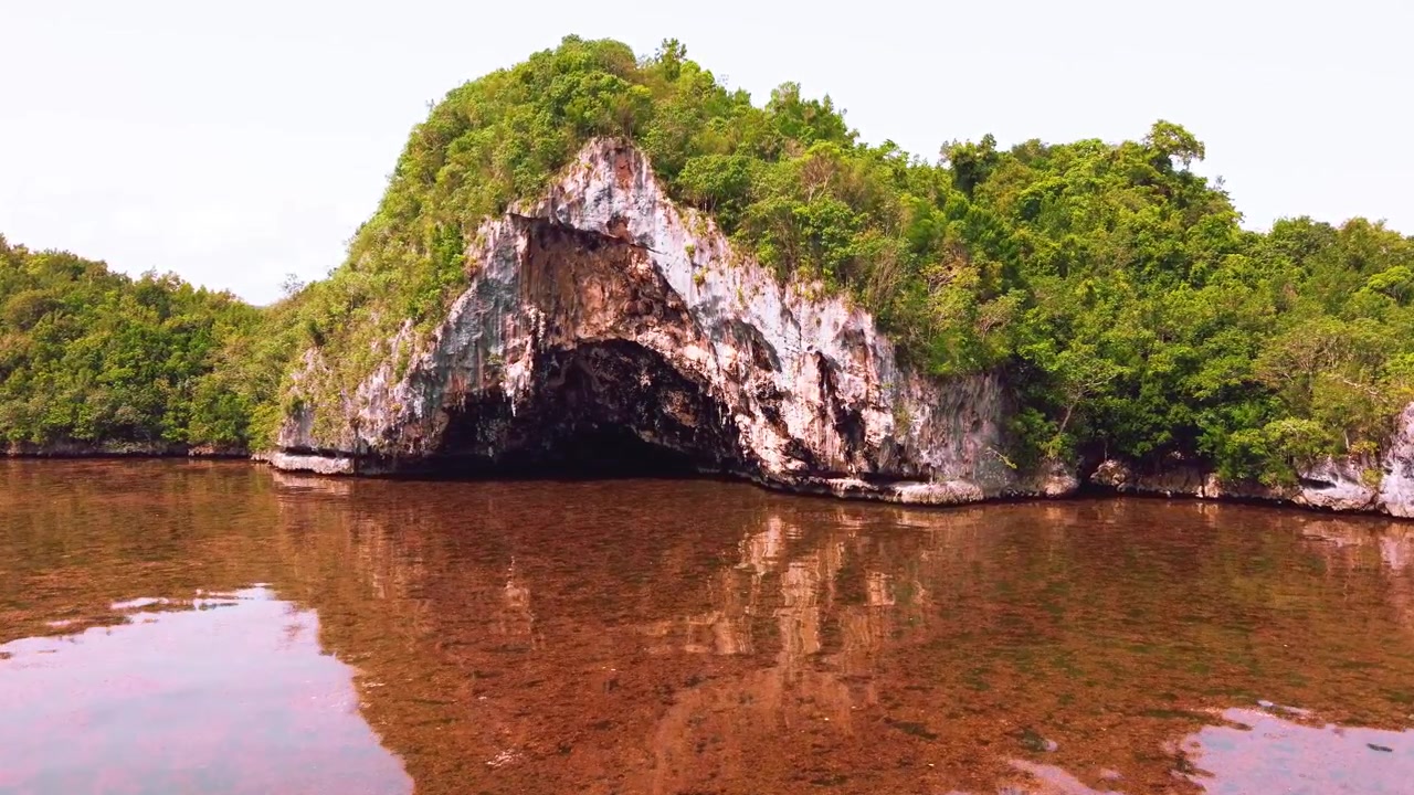 Vista della Grotta Bocca del Diavolo a Los Haitises, Samaná, Repubblica Dominicana.