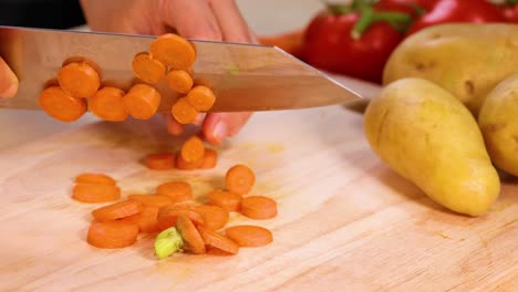 cortar zanahorias y patatas