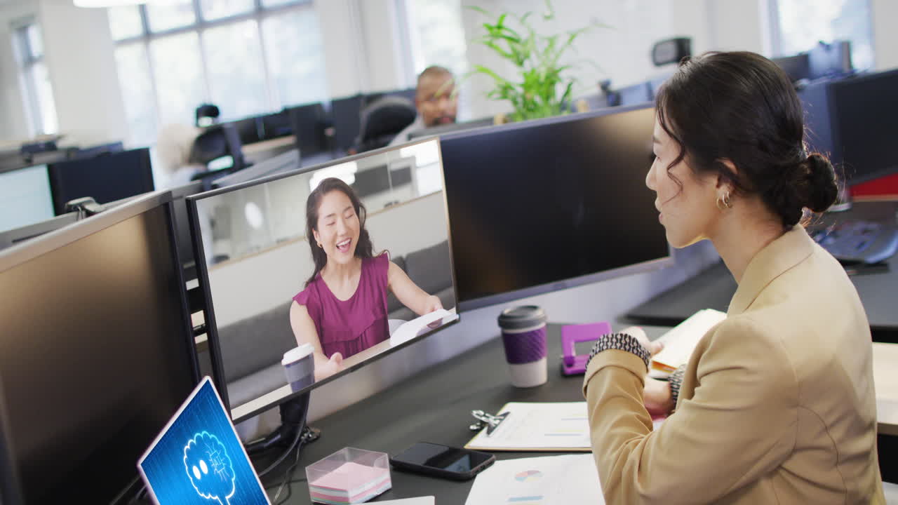 아시아 사업가 들 이 비디오 통화 를 하고 사무실 에서 스크린 에 디지털 채팅 을 하는 노트북 을 사용 하고 있다