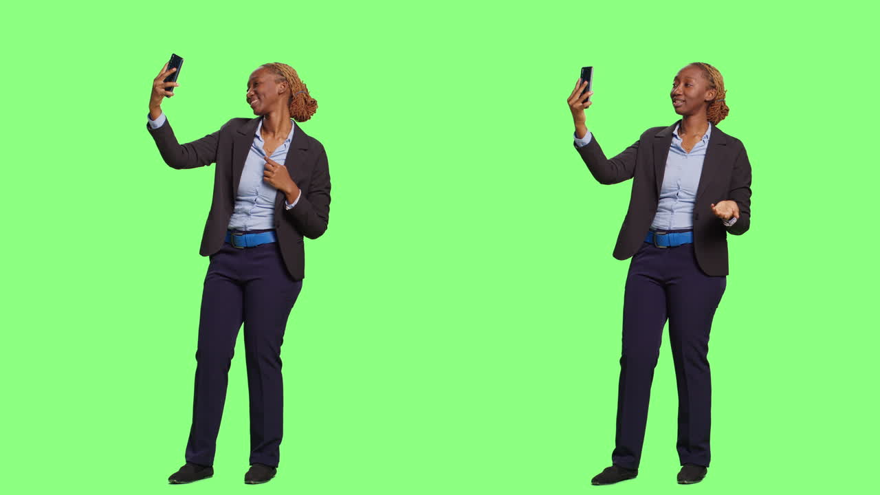 Empresária tirando uma selfie no estúdio