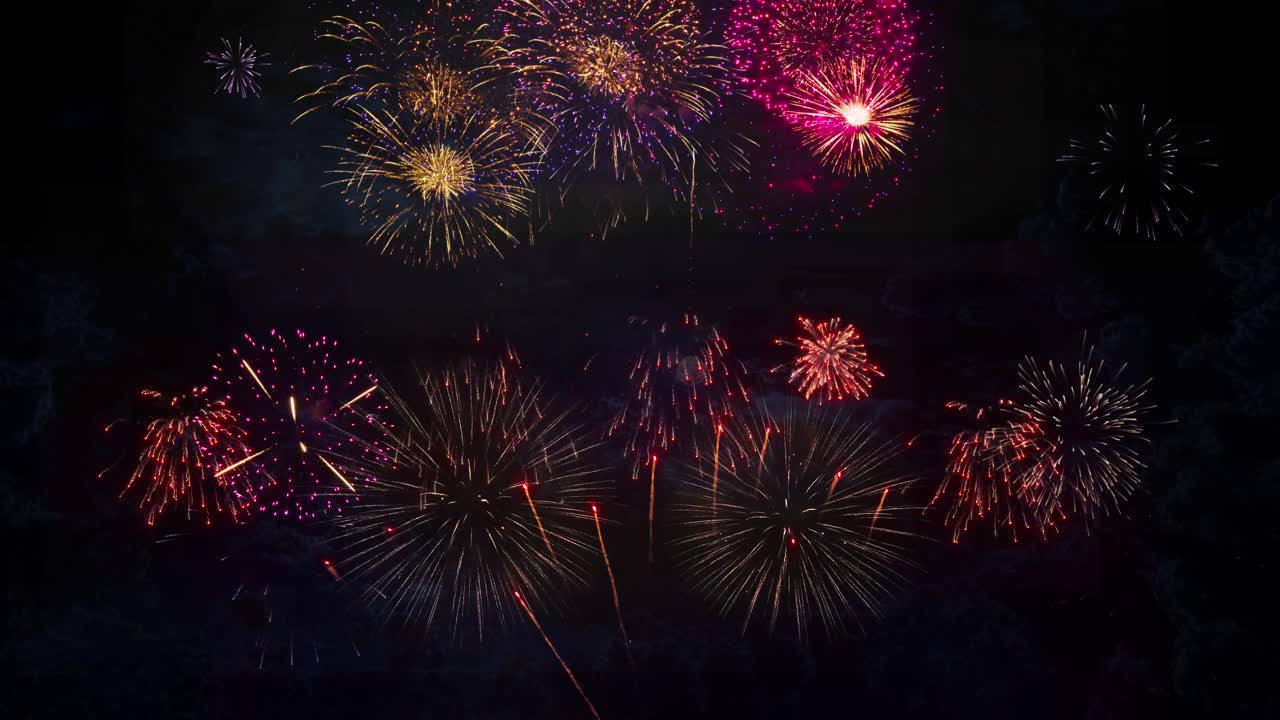 Vídeo en 4K de fuegos artificiales de Nochevieja con explosiones en el cielo nocturno en bucle sin interrupciones para cumpleaños