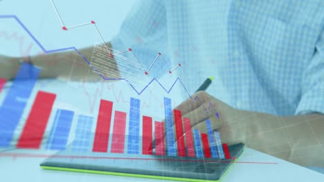 animación de gráficos moviéndose sobre empresario caucásico dibujando en tableta gráfica y usando computadora