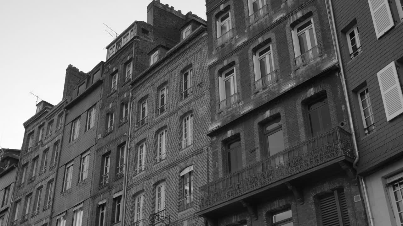 monocromo de una fachada exterior típica de arquitecturas en honfleur, calvados, normandía, francia