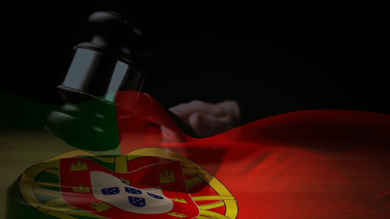 composição digital de grunge bandeira de portugal e martelo 4k