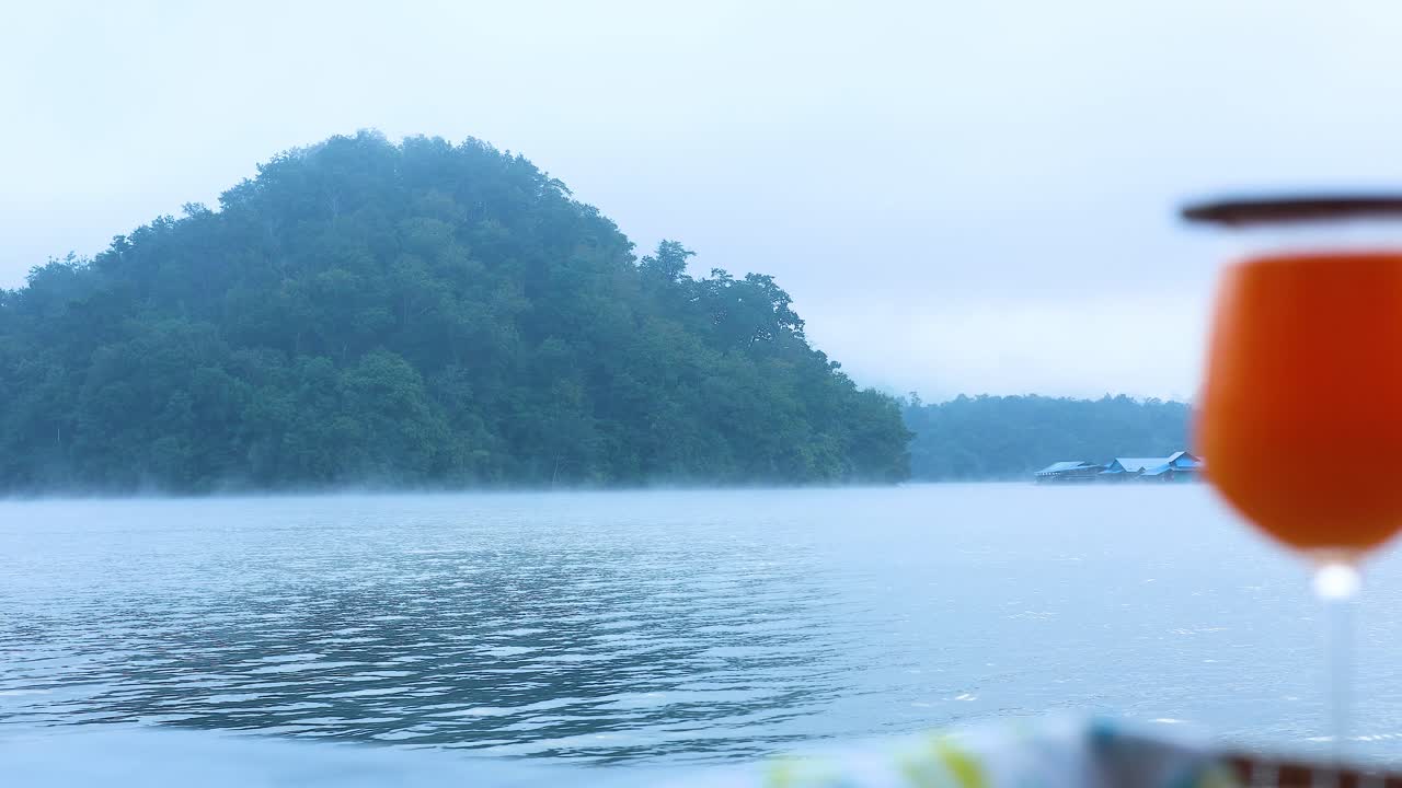 안개 가 가득 한 산 을 배경 으로 한 평화로운 강 풍경