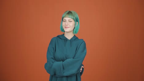 mujer joven sonriendo a la cámara