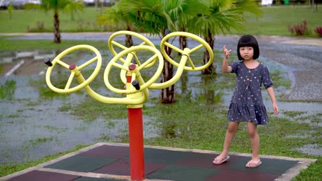 niña china jugando con equipos de fitness
