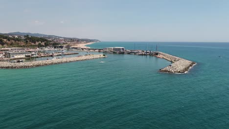 vista aérea sobre un pequeño barco pesquero que sale de arenys de mar, puerto españa