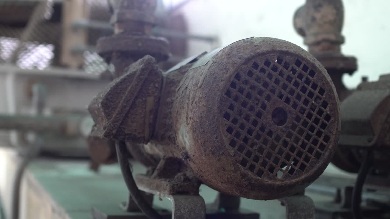 старый и ржавый двигатель и трубы водяного насоса.