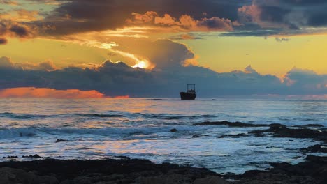 Naufragio-De-Demetrios-Ii-Al-Atardecer-En-Paphos,-Chipre