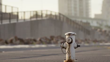 Rostiger-Hydrant-Am-Sonnigen-Tag