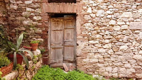 Una-Puerta-De-Madera-Antigua-Tomada-En-Un-Patio-De-Narni,-Umbría,-Una-Región-Del-Centro-De-Italia