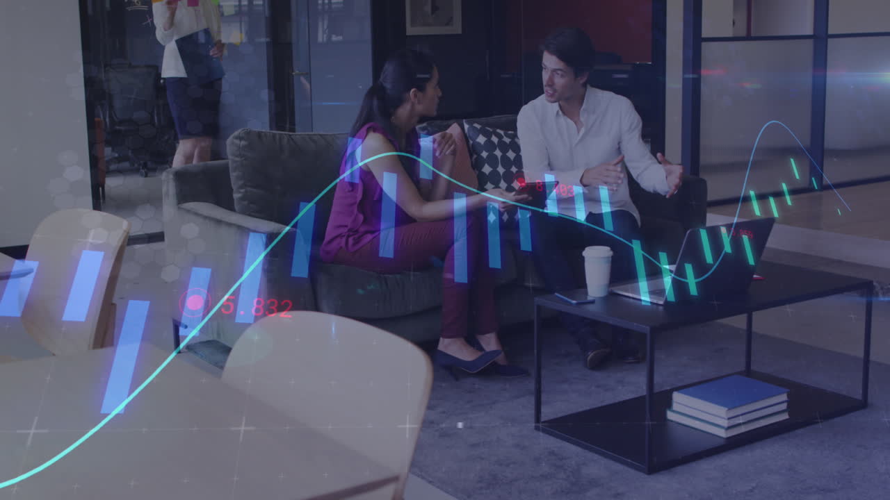 animación del procesamiento de datos financieros sobre diversas personas de negocios que trabajan en la oficina