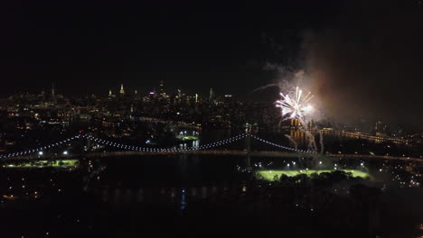 Imágenes-Aéreas-Del-Parque-Astoria-En-Queens,-Ny-Para-El-Espectáculo-De-Fuegos-Artificiales-2018