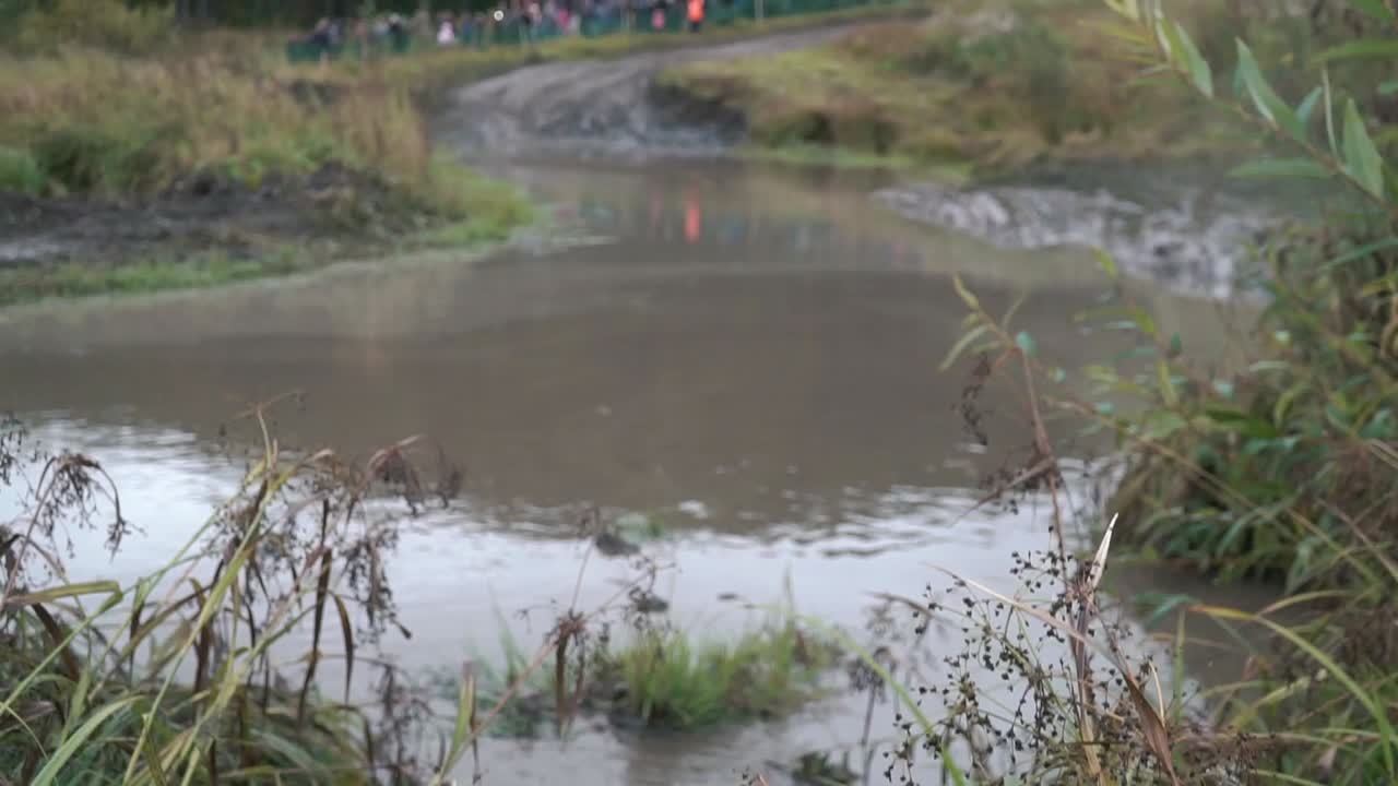 진이 많은 오프로드 차량 경주