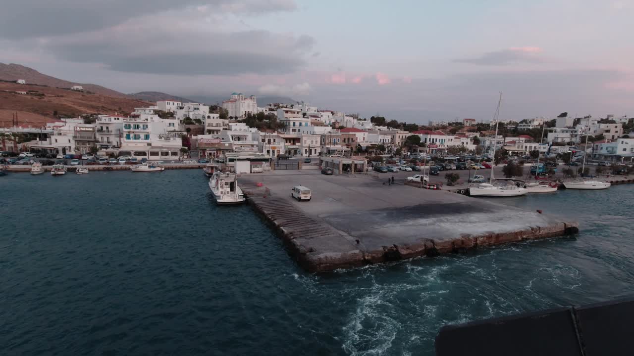 dejando el puerto de la isla griega andros en cámara lenta
