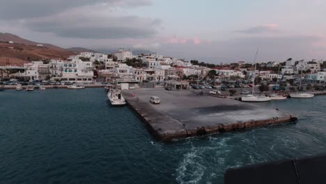 Dejando-El-Puerto-De-La-Isla-Griega-Andros-En-Cámara-Lenta