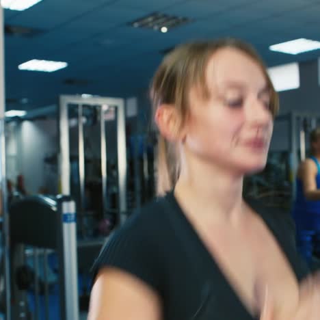 Una-Mujer-Entrena-En-El-Gimnasio-Con-Un-Entrenador-1