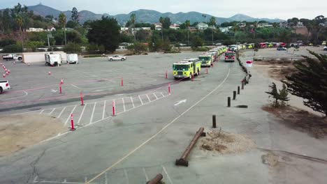 Antenne-Von-Feuerwehrleuten-In-Feuerwehrautos,-Die-Während-Des-Thomas-brandes-In-Ventura-Kalifornien-Im-Jahr-2017-Für-Ihren-Dienst-An-Einem-Stellplatz-Anstehen-2