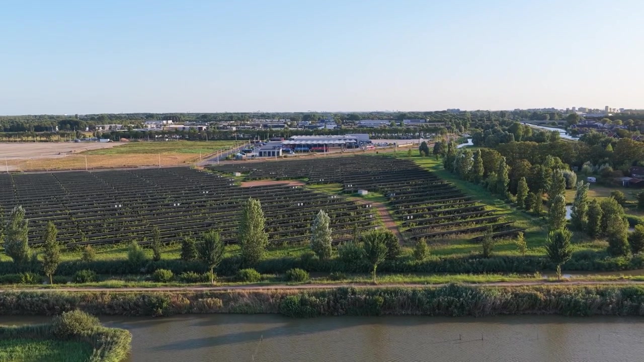 Vista aerea di un parco fotovoltaico vicino a un fiume