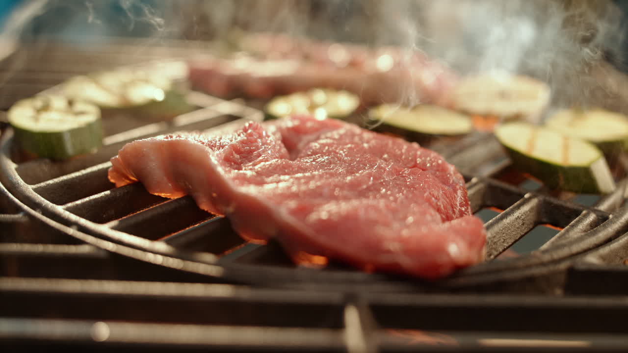 그릴 스테이크와 zucchini