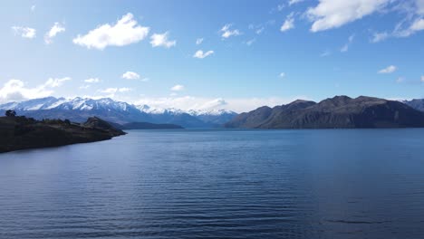 Drohnenrundgang-Entlang-Des-Lake-Wanaka,-Der-Ein-Fesselndes-Und-Immersives-Erlebnis-Bietet-Und-Die-Schönheit-Des-Sees-Und-Seiner-Umgebung-Aus-Einer-Einzigartigen-Luftperspektive-Zeigt