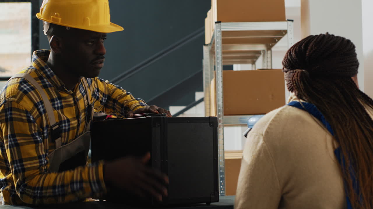 trabajadores del almacén discutiendo el inventario