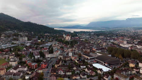 Innenstadt-Von-Thun,-Schweiz,-Autos,-Schweizer-Dorf,-Stadt,-Innenstadt,-Atemberaubend,-Schloss-Thun,-Herzöge-Von-Zährigen,-Interlocken,-Bern,-Jungfrau,-Bewölkt,-Sonnenaufgang,-Sonnenuntergang,-Luftbild,-Filmisch,-Drohnenkreis,-Langsame-Bewegung-Nach-Links