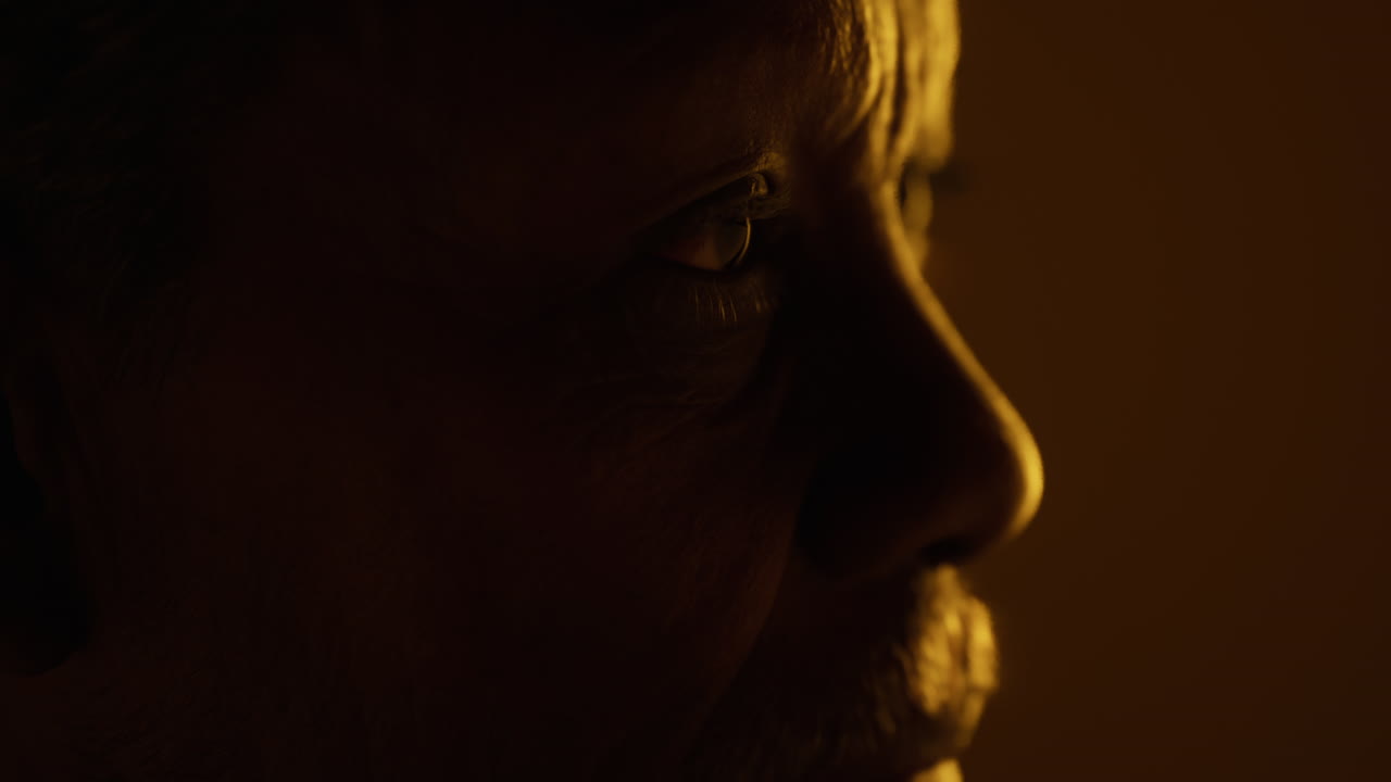 ojos negros tristes de hombre de cerca