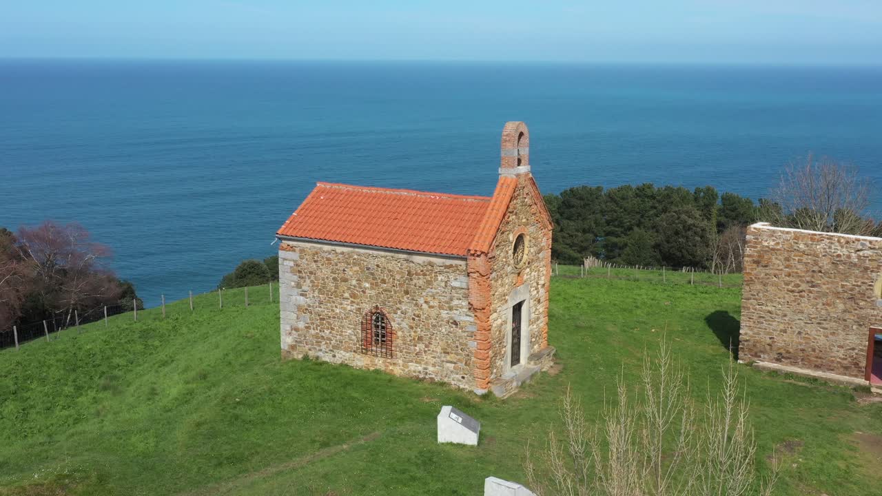 vista aérea de drones de una ermita junto al mar cantábrico en deba en el país vasco