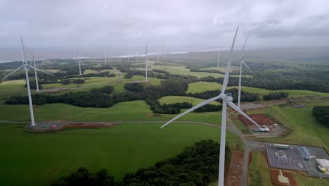 Nahaufnahme-Einer-Drohne-Mit-Blick-Auf-Die-Sich-Drehenden-Propeller-Einer-Windturbine-Im-Windpark-Tasmanien,-Australien