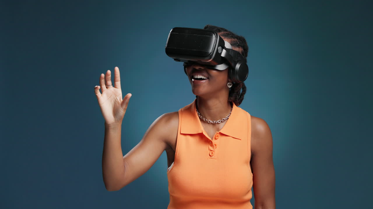 Wanita menggunakan virtual reality dengan headset VR