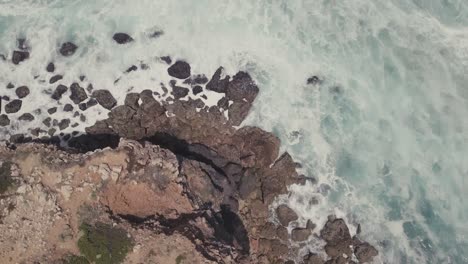 Luftflug-Von-Oben-Nach-Unten-über-Hohe-Felsklippen-Und-Tosende-Wellen-Des-Atlantiks-In-Portugal