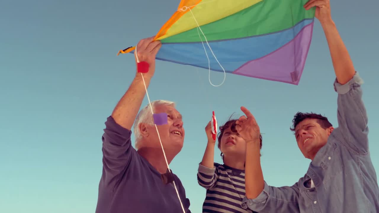 행복 한 가족 이 kite 를 가지고 놀고 있다