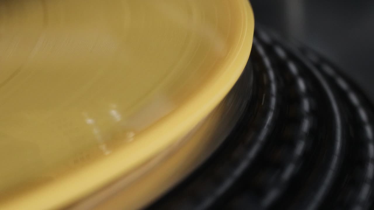 желтая виниловая пластинка играет макро вблизи