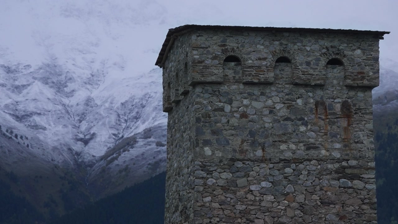 Svan Tower og sneklædte bjerge