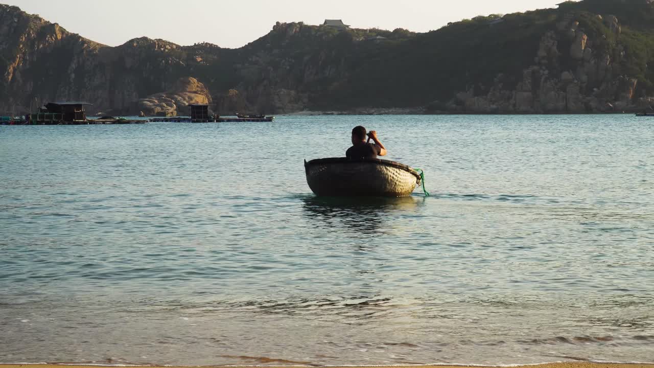 pescador en bote coracle en el mar, paisaje de pueblo pesquero, vinh hy bay, vietnam